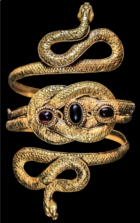 detournementsmineurs:“Snake with Heracles Knot” bracelet in gold and garnets, 4th Century BC - 1st C