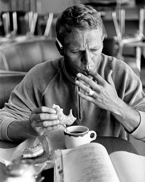 911legendsneverdie: Sunday mood! - Time for a late breakfast… ☕️ © Photo: Steve McQueen 1962 by Wil