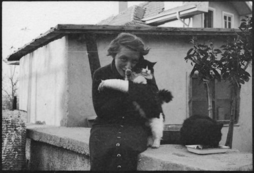 Woman with two cats. Photo by Annemarie Schwarzenbach, Ankara, Turkey (1933 - 1934).