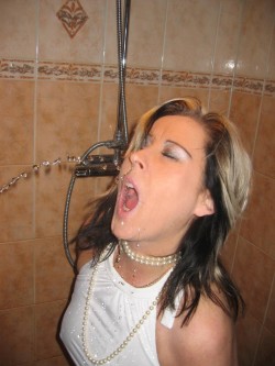 Venustemple:  I’ve Many Times ‘Seen’ This Piss-Addict Crazy Mature Lady !