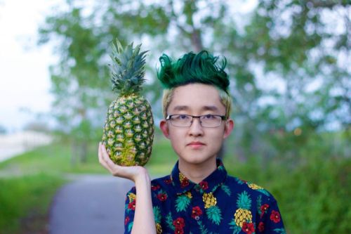 kateordie: space-grunge: Reddit Teen Loses Bet, Shaves Head to Resemble Pineapple But it looks amazi