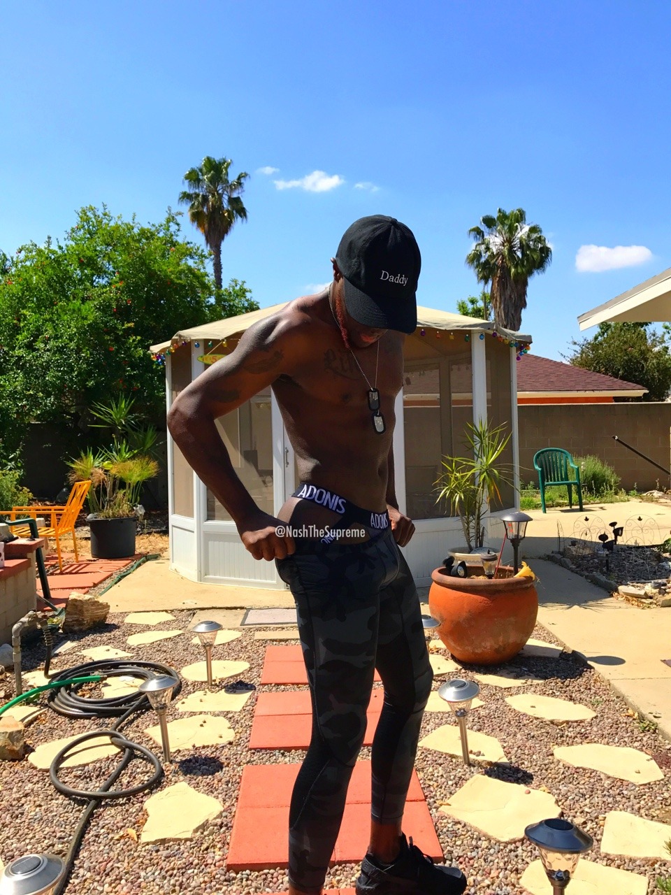 bttm4bttm:  kiingsupreme:  A Bad Habit  this just made me do 50 more squats !