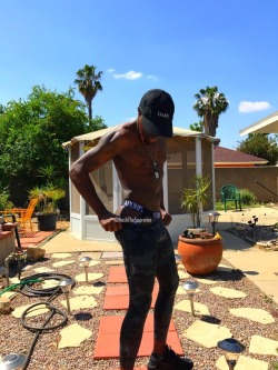 bttm4bttm:  kiingsupreme:  A Bad Habit  this just made me do 50 more squats !