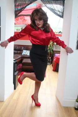 crossdressersworld:  silkysindy:  ‘Anything you’d like taken down sir?’  Looking well dressed and completely fabulous 