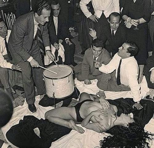 La danseuse turque Aiché Nana photographiée par Tazio Secchiaroli, le roi des paparazzi, dans un cabaret de Rome en 1959https://painted-face.com/