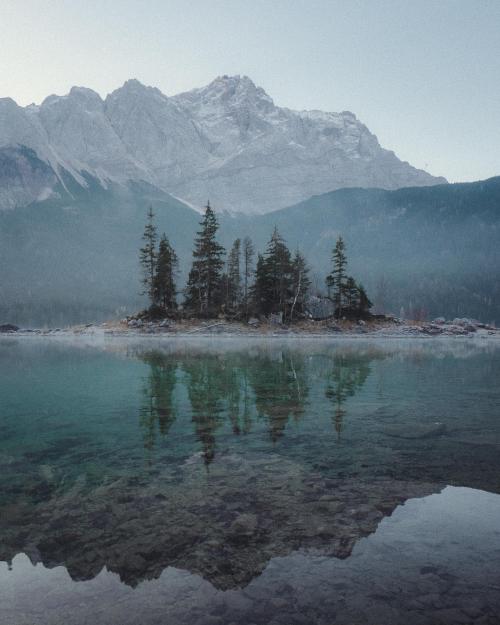 nicetrails:The most picturesque lake under Germany’s tallest mountain, Lake Eibsee. [OC] [3128x3910]