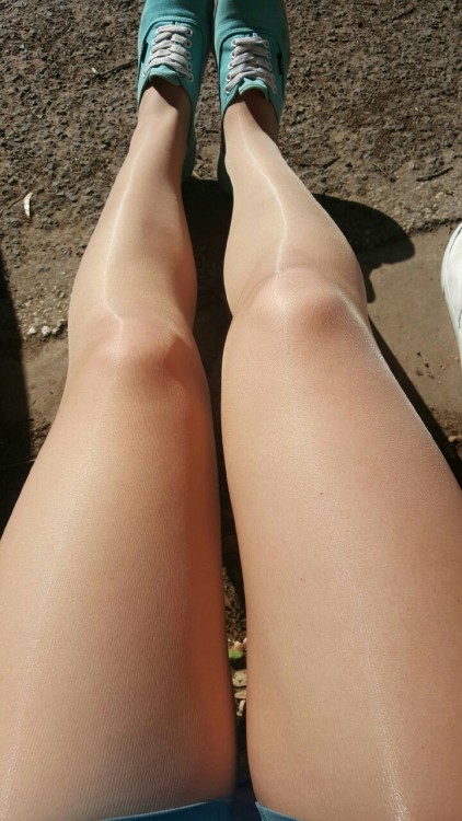 tightsxbabe:Natural light leg pic ;)Your legs are so perfect