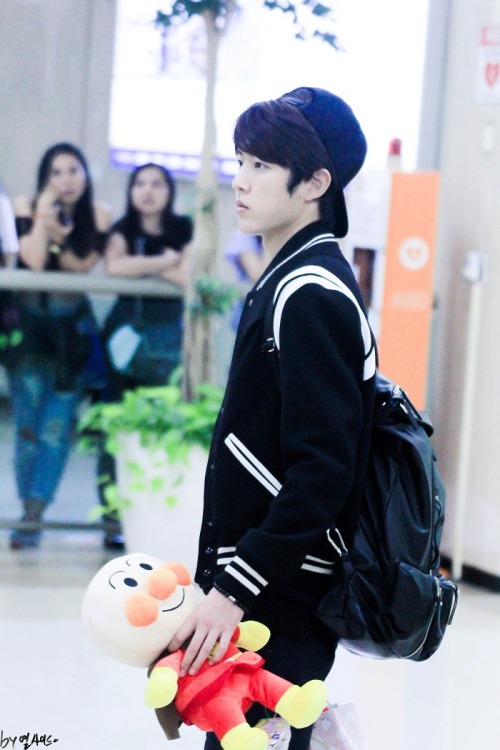 fyinfinite:  140901 HND - GMP Airport | cr. by your side | do not edit or crop 