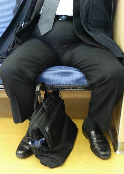 japaneseojisan: ふっくらスーツオジさんの、目を引く股間の丸み Wow!! What a buldge