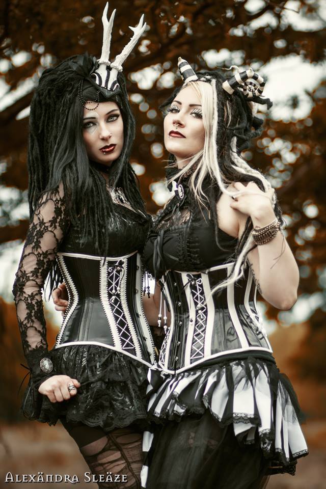 gothicandamazing:  Models: SaphirNoir and Sabina de BruijnPhoto: Alexändra Sleäze