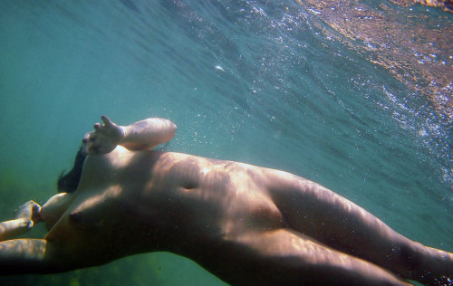 Aqua Nude Girls