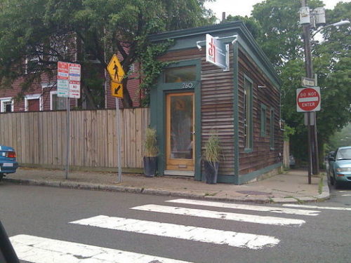 labete-du-gevaudan: The O’Reilly Spite House is located in Cambridge, Massachusetts. This is one of several spite houses in Massachusetts. A spite house is just that - a home or building built out of pure spite. The O’Reilly house was built after