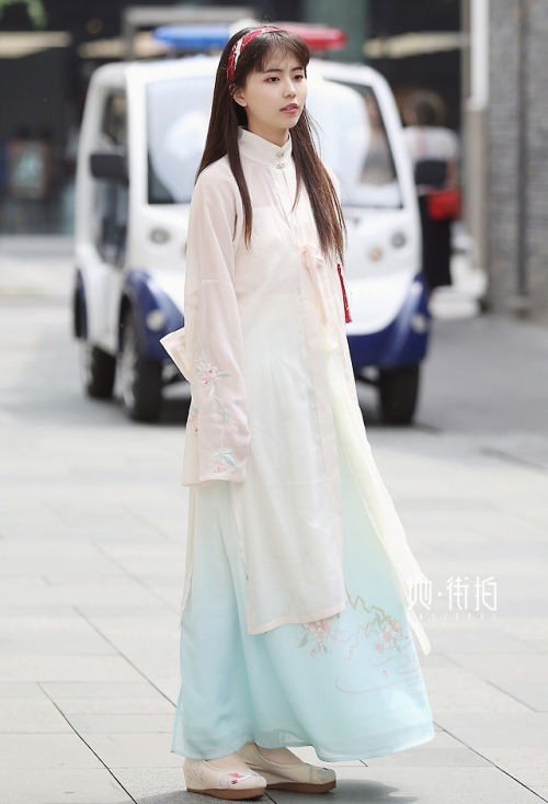 ziseviolet: Traditional Chinese Hanfu Street Fashion  Influenced by the hanfu revival movement,