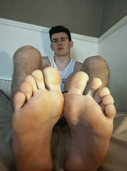 malefootsage:With the balls of his soles