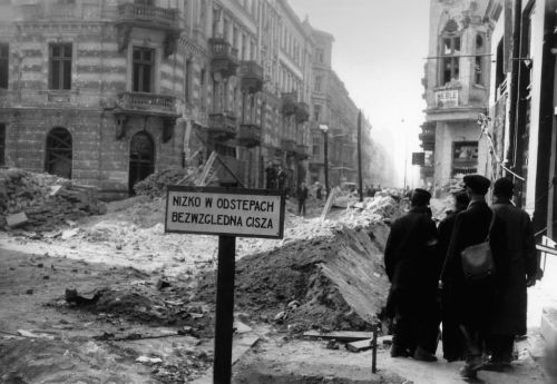 lamus-dworski:Inhabitants of the city of Warsaw during 1944 Warsaw Uprising, the major action of Pol