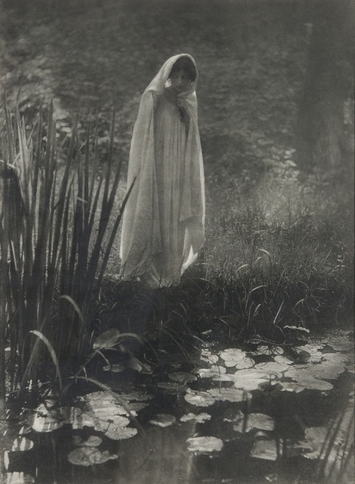 m-a-r-b-r-e-n-o-i-r:One of my all time favorite photographs! (Constant Puyo, “Apparition”, 1901)