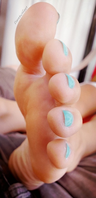 savetheplanetkillyourself75:  damnhotfeet:  Sexy toes.    😍👣😛