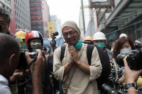 The police are ordered to clear out the protest area in Mong Kok. Hang in there everyone. The L