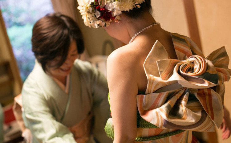 moonblossom: levynite:  mymodernmet: Brides in Japan are Turning Their Long-Sleeve