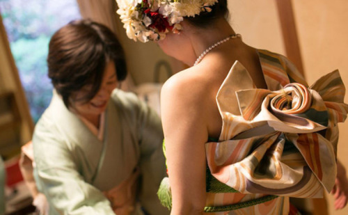 mymodernmet:Brides in Japan are Turning Their Long-Sleeve Kimonos Into Stunning Wedding Dresses