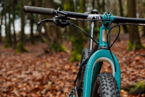 bikesandgirlsandmacsandstuff: (via The Well-Dressed Woodsman: Andrew’s 29er Field Cycles MTB | Cycle