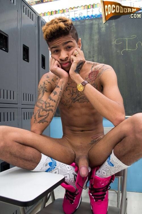 prettyboiredd:  Chillin on it 😍😍😍😂🙈💦💦💦 #Pink j”s