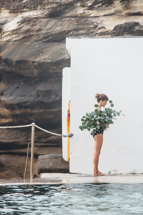 birdasaurus:  #girlholdingflowersseries