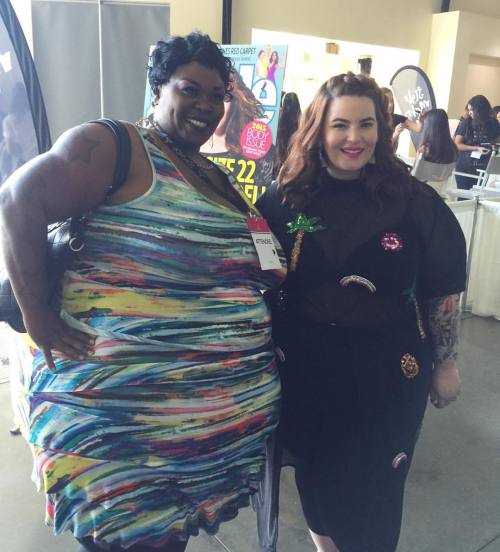 The beautiful @tessholliday posing with a fan at StyleCon on Saturday! ❤️ | #stylecon #stylecongirl 