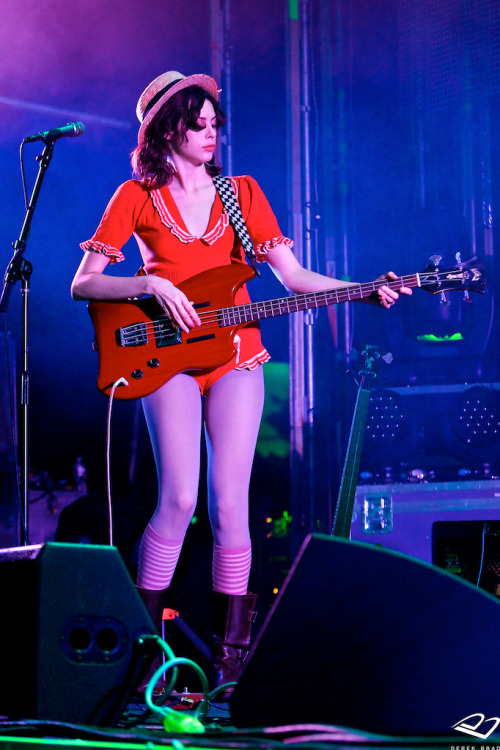 derekbrad:Charlotte Kemp Muhl The Ghost of a Saber Tooth Tiger (GOASTT)  - photo by Derek Brad 