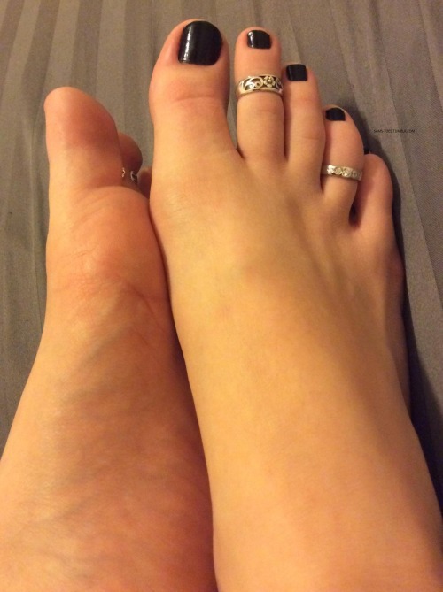 where-the-toes-are:  sams-toes:  SUUUURPRIIIIISE!!! ^o^ My toes rings finally came! I absolutely LOV