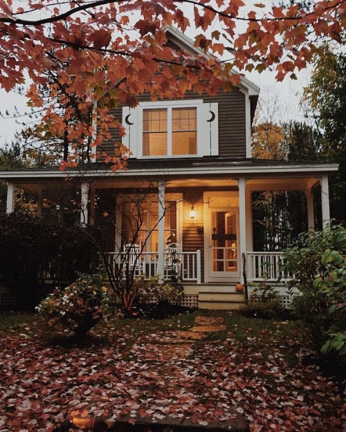 oldfarmhouse:HOME isWhere you’ll always find the porch light on.Autumn Fave✨