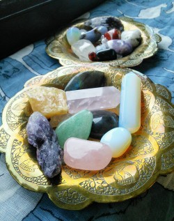 superlunarywitch: Getting my crystals ready for tonight’s full moon 🌛