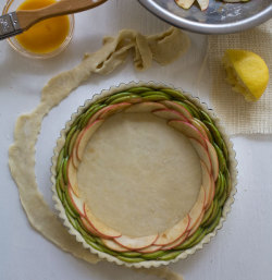 foodffs:  Rose Apple Pie with Bourbon Glaze