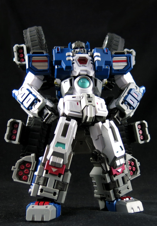 londonprophecy:  sinvraal:  Fortress Maximus Or rather, Perfect Effect’s ‘Warden’. Damn this dude is made of awesome and win. While he fills a few other forms, I got him for the amazing rendition of IDW’s Fort Max. The quality is off the charts,