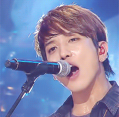 yonghwass:  yong-yongie:  Sweaty sexy sexy yong ヽ(〃＾▽＾〃)ﾉ    Ohhh God… I cant breath… Lol 
