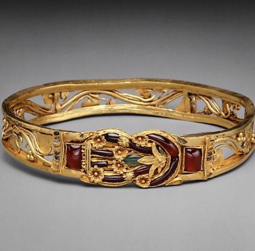  Gold armband with Herakles knot. Hellenistic, 3rd-2nd century BC, Greek, gold inlaid with garnets, 