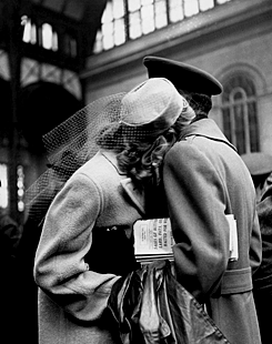 onscreenkisses: Farewells at Penn Station by Alfred Eisenstaedt for ‘LIFE Magazine’