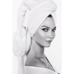 thesuperangels:  Karlie Kloss for Mario Testino’s ‘Towel Series’