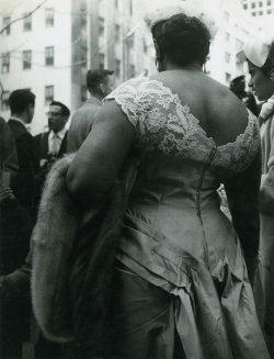 girl-o-matic:  New York, 1957- photo by Brassaï  