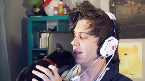 se-esta-quemando-pues-alextintor:  Ama tanto a sus gatos *-*