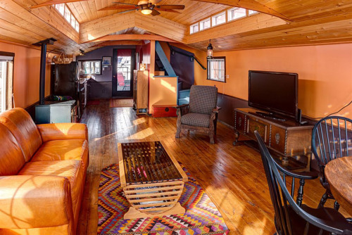 jeremylawson:A cedar-shake roof with steel hull houseboat in Seattle, Washington.Fuck yea I’d totally live in this! Might have to go check it out next time I’m in Seattle 😊