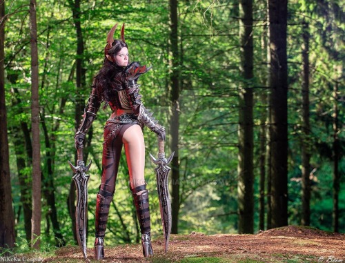 sexynerdgirls:  BrownLeaf by NiKcKu 