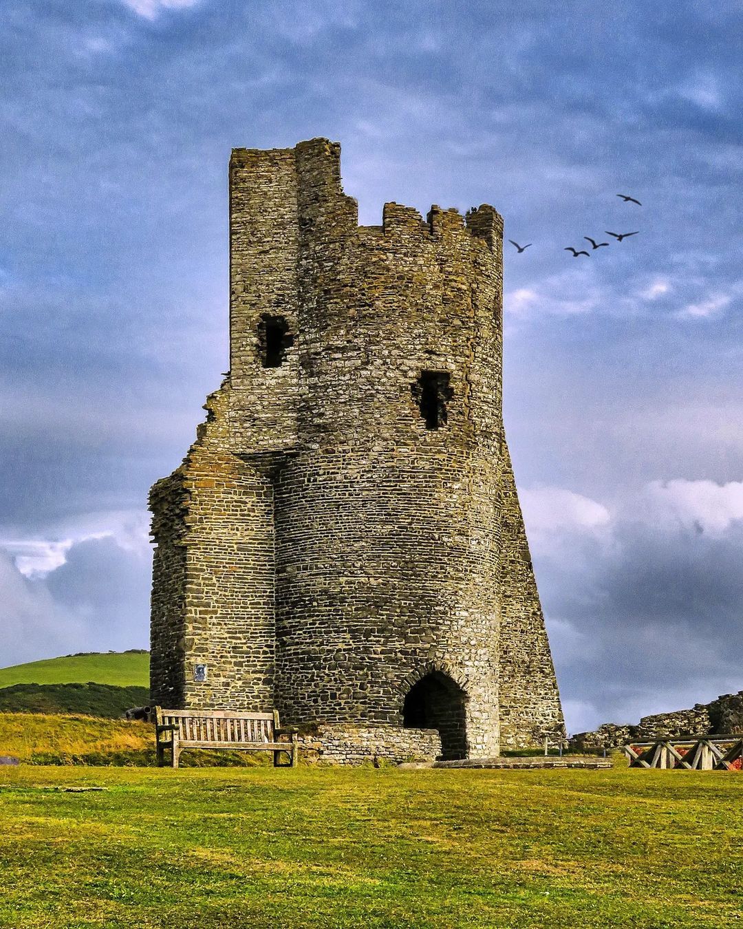 Aberystwyth Castle. Standing alone in the last of the days warmth.
#castle #aberystwyth #aberystwythseafront #aberystwythcastle #castlesofinstagram #castlesofwales #castlesoftheworld #goldenhour (at Aberystwyth...