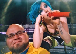 yelyahwilliams:  istillloveparamore:  Security Guard: Omg hi omg hely willumz is touching me take dat pic Hayley: Bruh, act cool   more monumentour memories