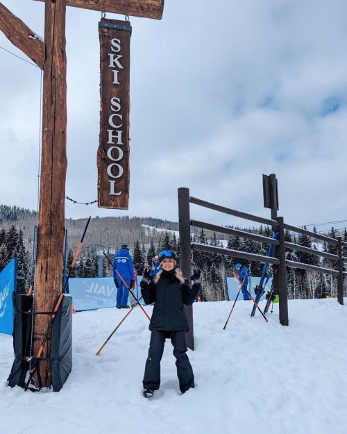 ɴᴇᴠᴇʀ ᴛᴏ ᴄᴏᴏʟ ғᴏʀ sᴄʜᴏᴏʟ ⛷️❄️🏔️🎿✌🏼
#skiing #vail #vailvillage #skibunny #greatoutdoors #colorado #ontheslopes #winterwonderland (at Vail, Colorado)
https://www.instagram.com/p/CqOFc-HONAj/?igshid=NGJjMDIxMWI=