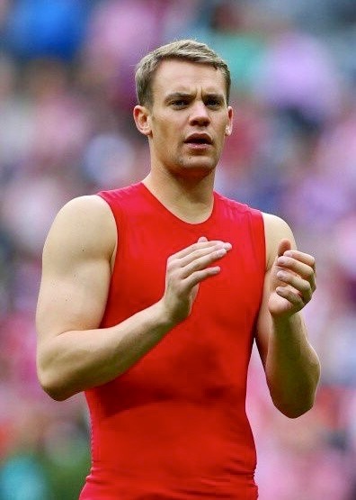 elishamanning:

thinking about him (manuel neuer wearing a tank top) #hello mr. thiccness  #should call him mr. snatch-waist....