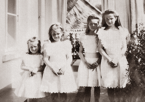 queenvictorias: Grand Duchesses Anastasia, Maria, Tatiana, and Olga Nikolaevna of Russia, 1905 Sourc