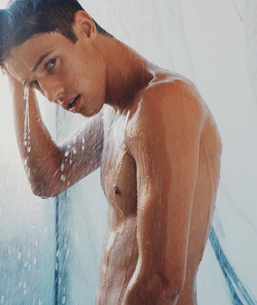 sexyboysbeingsexy.tumblr.com/post/130123504854/