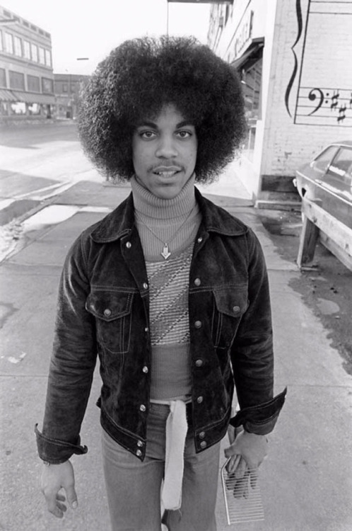 twixnmix:19-year-old Prince photographed by Robert Whitman outside Minneapolis’ old Schmitt Music Headquarters, 1977.  @fairyneko 