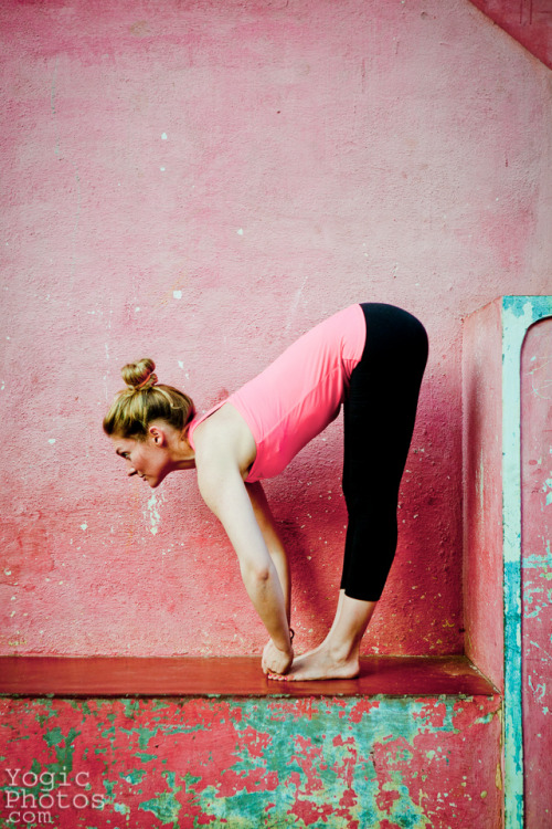 Coralie in Mysore, India. Christine Hewitt © yogicphotos.com  www.coraliebonnemaiso.c